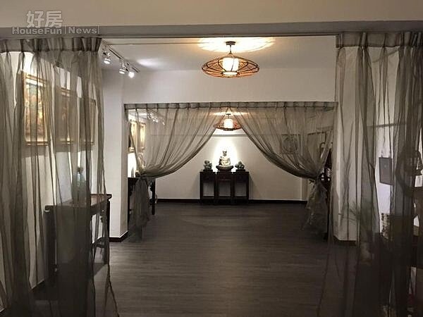 3.白色牆壁、木製地板、木製家具,搭配半透明的窗簾以及素雅的花瓶及雕像,走進會館就像走入另一個空間!