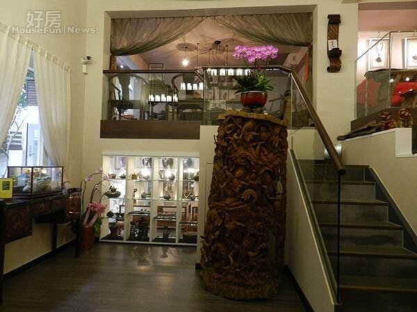 4.樓中樓的格局,一樓空間充分運用,除了擺放蒐藏品,還有大型木雕像,古色古香相當別緻。