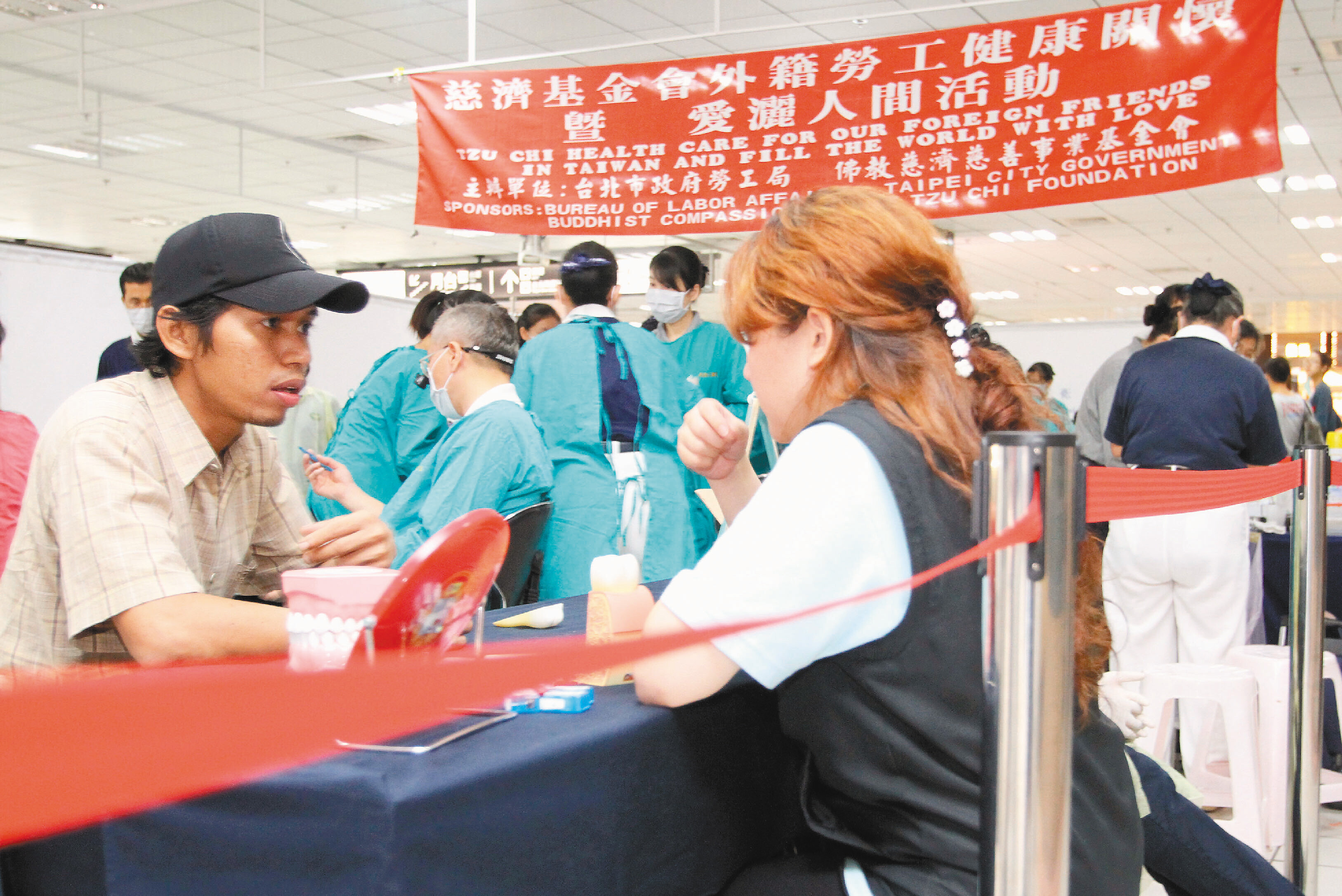 台北勞工局與慈濟合作幫外勞健檢活動首度進入台北車站。 記者蘇健忠／攝影