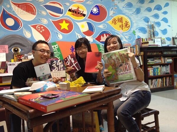 
2.店內有各種東南亞書籍，張正希望透過閱讀，讓新移民一解鄉愁。