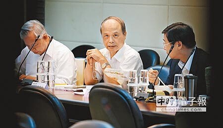 救市挺了針對證所稅,國民黨立院黨團財政委員會立委21日邀財經首長座談,央行總裁彭淮南(左起)、財政部長張盛和、金管會主委曾銘宗皆到場。而張盛和對證所稅態度的轉變,最令外界矚目。(姚志平攝)