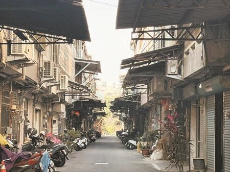 在彰化地區許多40幾年興建的對向式透天厝巷道狹窄,屋主想修繕房子得克服許多問題。(孫英哲攝)