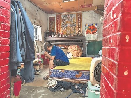 
居住在百年破舊土角厝的阿公只能在客廳簡單擺放床，睡在房屋結構危險的老屋裡。（馮惠宜攝）
