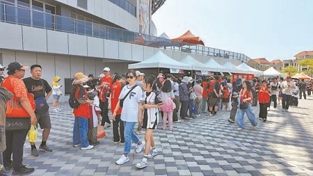 台南亞太成棒主球場的招商爭議,市議員郭鴻儀直指問題核心在於地目規定僵化,限制球場外的商業活動所造成。(本報資料照片∕郭良傑台南傳真)