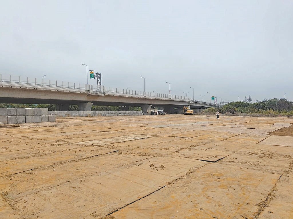 台北港北堤淤砂區土方暫置場現況。圖／新北市工務局提供