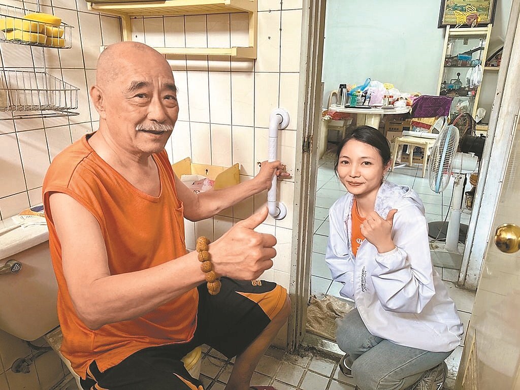 弘道基金會台中服務處建議民眾提早布局修繕安老宅，尤其是加強浴室防滑、扶手等設施。圖／弘道老人基金會提供
