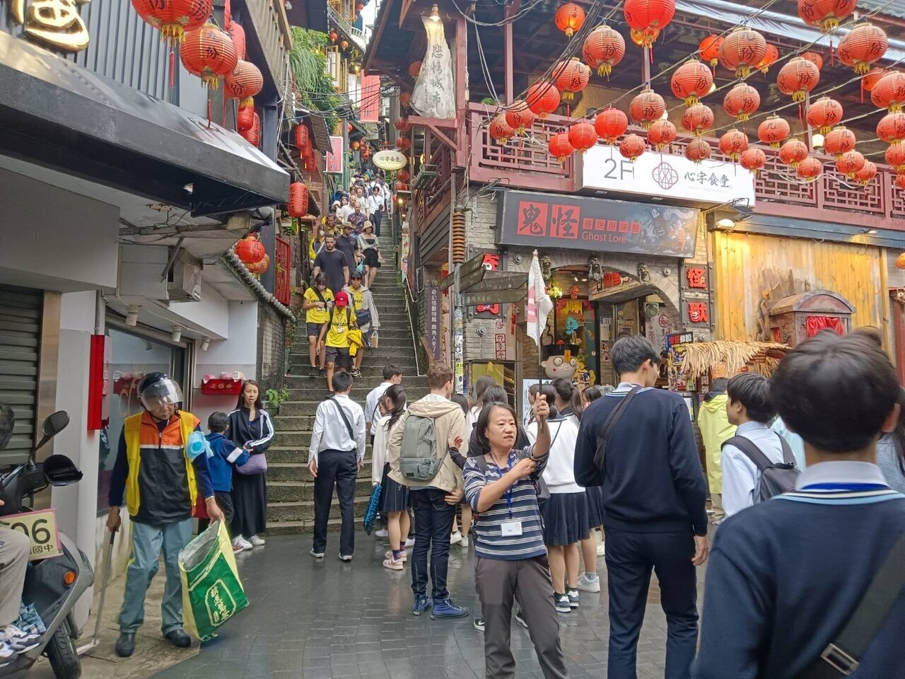 新北市瑞芳區九份商圈天天有生意可做，抬高店面租金，但因房屋難改建，就業機會少，設籍人口逐年流失。記者邱瑞杰／攝影 