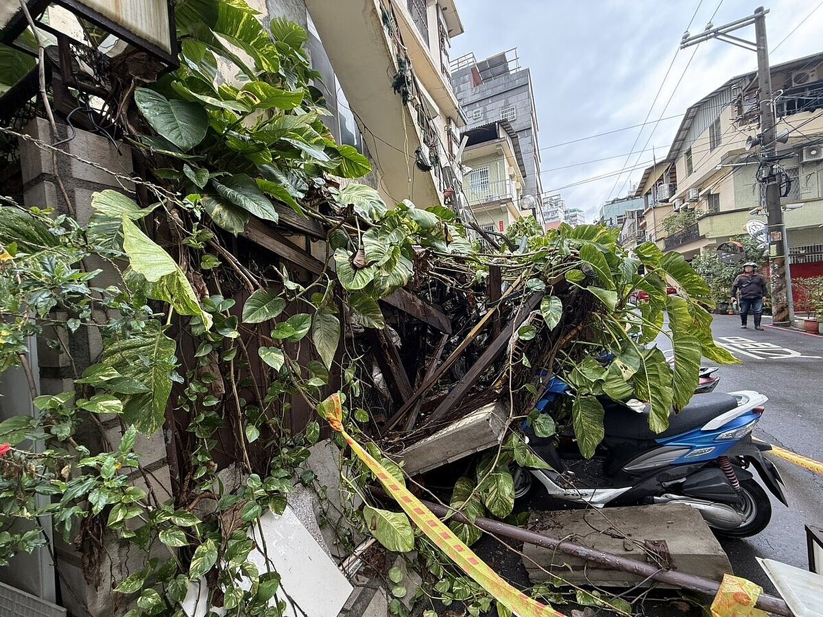 台中市逢甲商圈巷弄內一處民宅，屋主長期囤積大量雜物，昨天凌晨圍牆突然倒塌，砸毀機車及電箱，幸未造成人員傷亡。圖／台中市環保局提供