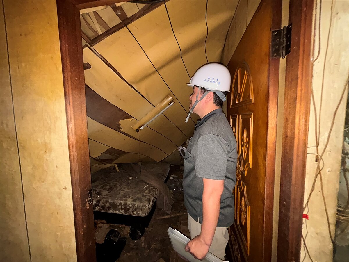 技師勘查發現2樓木構造橫梁腐朽,導致天花板大面積掉落,建議清理後施作防止掉落之安全措施。圖/新北市政府提供