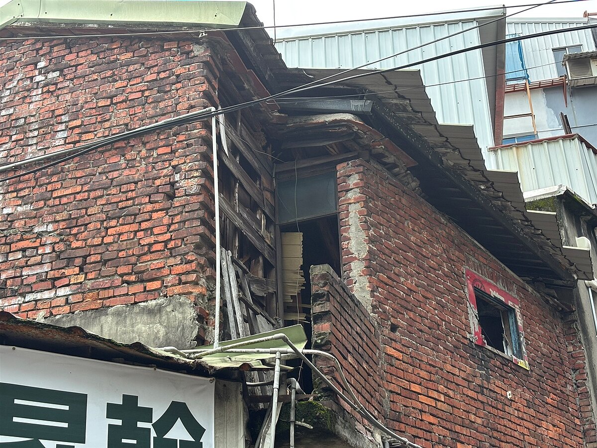 土城區中央路四段一棟建築物,2樓屋頂突然塌陷,造成一名男性脫困,消防局出動救援,男子已順利脫困。圖/新北市政府提供