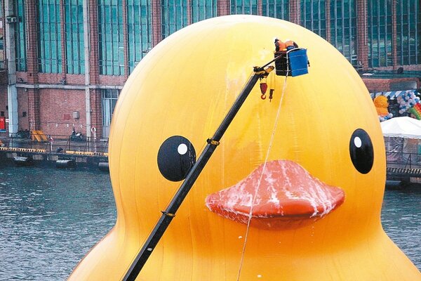 前年在基隆港展出的黃色小鴨，髒到要洗澎澎，令人吃驚。 圖／本報資料照片