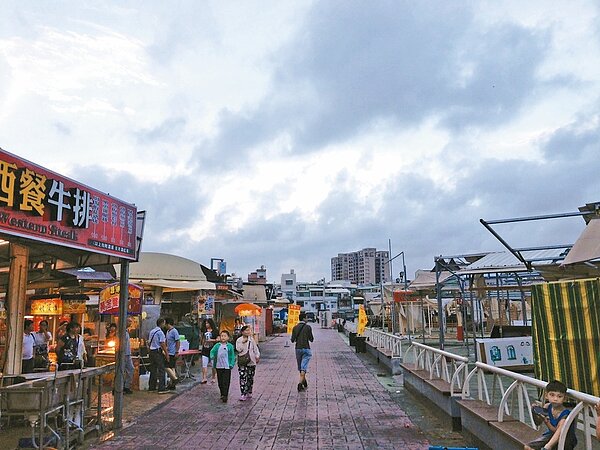 高雄金鑽夜市熱潮過後人潮不若以往。 記者歐陽良盈/攝影