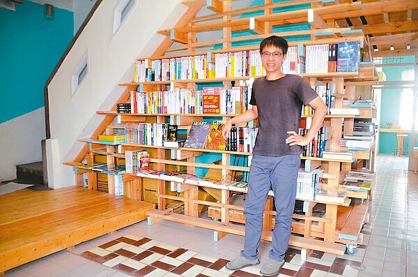 新營獨立書店曬書店重新出發，讓在地藝文界人士喜出望外。 記者邵心杰／攝影