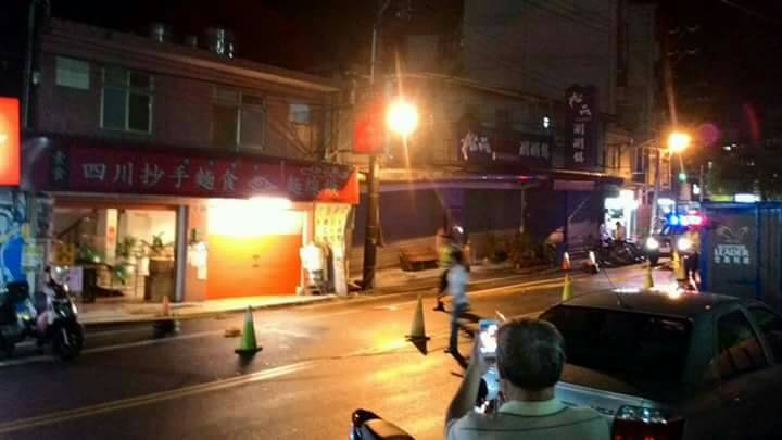 房屋突然地層下陷,警方也在現場拉起封鎖線。(截取自議員楊石城臉書)