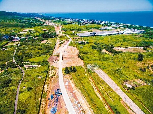 苗縣環保局8月出動空拍機管制稽查大型營建工地,西濱快速道路通霄段工程是第一個目標,空拍機俯瞰攝影一覽無遺。( 圖/苗縣環保局提供)