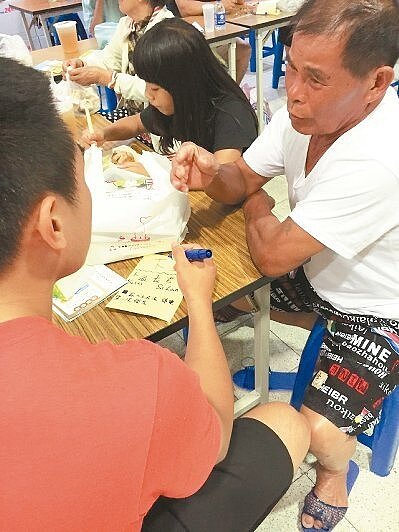 颱風蘇迪勒重創烏來福山,福山部落青年發起「部落地圖」計畫,採訪婦女、長老,並記錄風災居民下山歷史。( 圖/原民局提供)