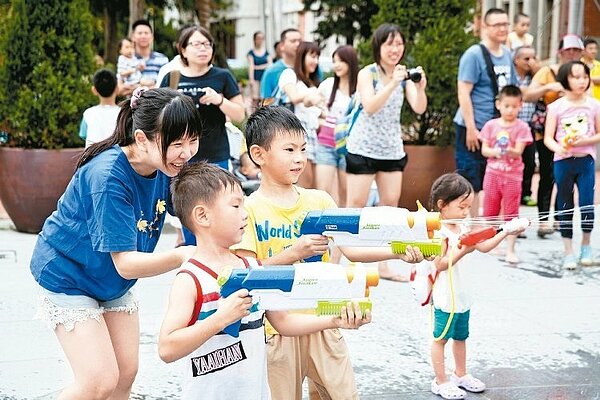 沉睡14年的府前廣場噴水池魅力再現！新竹市政府府前廣場噴水池啟用，昨天由在地年輕人所組成的「好玩的劇團」，帶來「水精靈」與「舞力四射」演出，表演者搭配廣場湧起的噴泉進行表演，市長林智堅與現場的小朋友也加入水槍大戰。（ 圖／郭政芬）