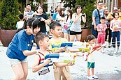 「把你槍斃！」竹市府前噴水池水槍大戰
