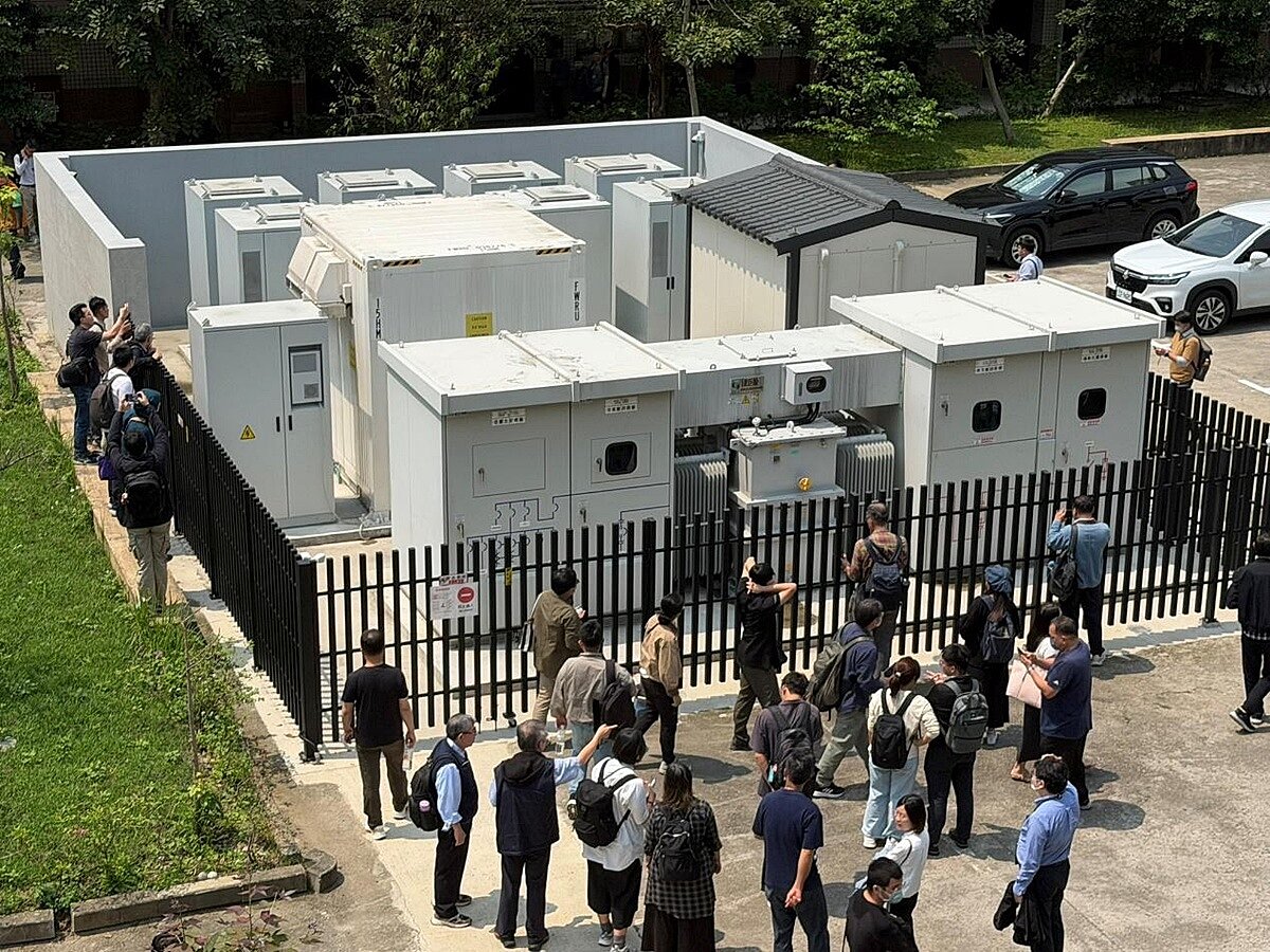 台科大華夏校區微電網系統證明了智慧管理能直接轉化為財務績效，全年電費支出節省達 25％、年度節省約 300 萬元。圖／楊謙柔博士提供