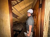 新北土城中央路四段樓房屋頂倒塌1男受困　技師勘查揪出「2樓木構造橫梁」出狀況