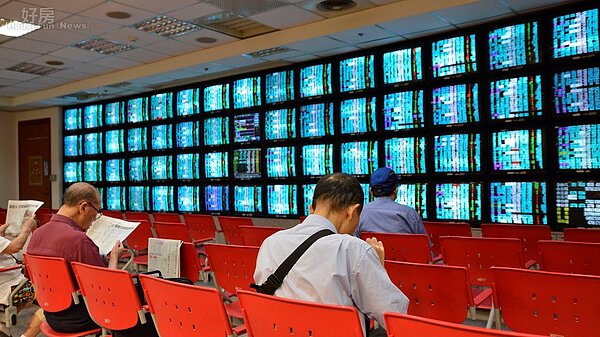 台股大跌電視牆一片慘綠。(好房網News記者 陳韋帆/攝影)