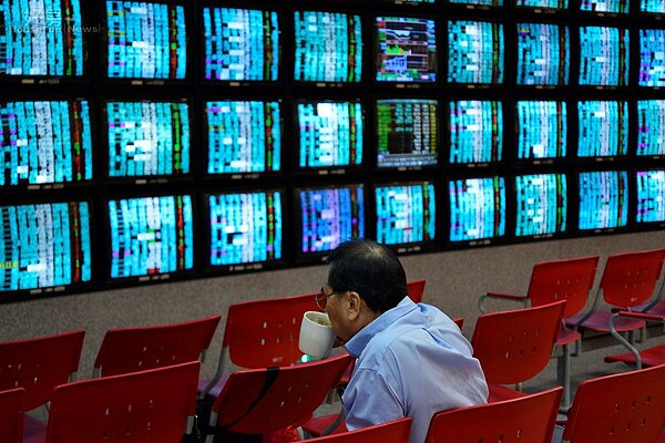 股票大跌,股迷繃緊神經頻頻喝茶提神。(好房網News記者 陳韋帆/攝影)