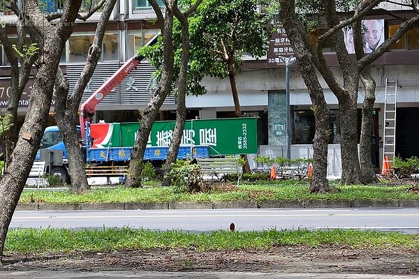 信義房屋受風災影響更換招牌,若有信義撤店消息可使用,但必須寫明是示意圖。(好房網News記者 陳韋帆/攝影)