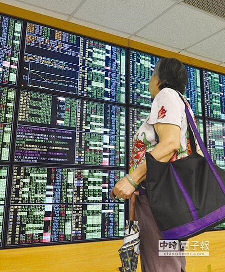 台股大跌,引發散戶多殺多,融資昨大減130億,創15年來單日最大減幅,融資水位也創6年多新低。圖/顏謙隆