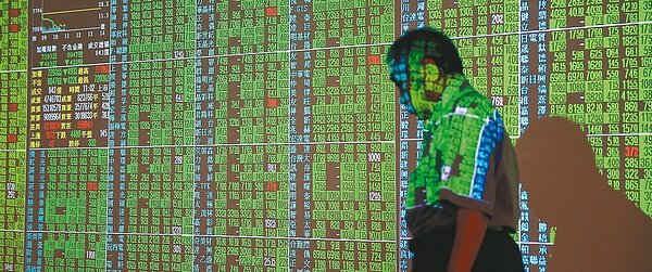 全球股災蔓延,台股昨天盤中一度崩跌583點,號子裡一片綠油油,盤中創下史上最大跌幅。 記者林伯東/攝影