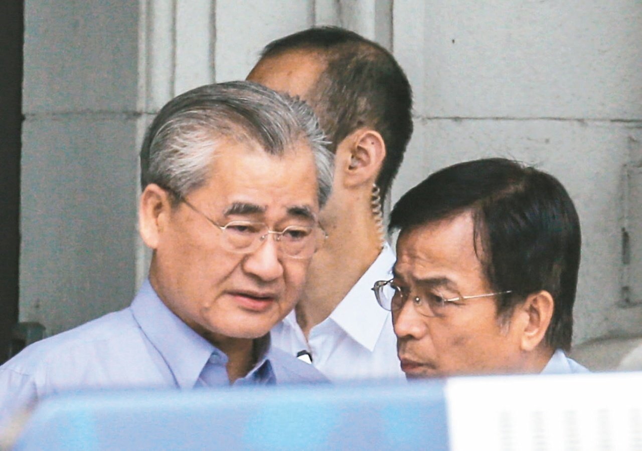 總統府昨黨政會報,府院黨備戰,行政院長毛治國(左)、政策會執行長賴士葆(右)等人與會。 記者鄭超文/攝影