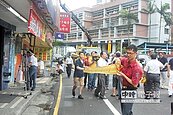 違建蓋在箱涵上　害路陷屋歪