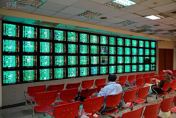 台股大跌電視牆一片慘綠。（好房網News記者 陳韋帆／攝影）