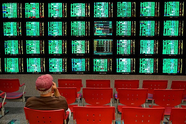 台股大跌,電視牆一片慘綠。(好房網News記者 陳韋帆/攝影)