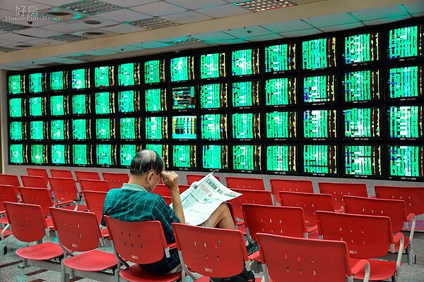 台股大跌電視牆一片慘綠。(好房網News記者 陳韋帆/攝影)