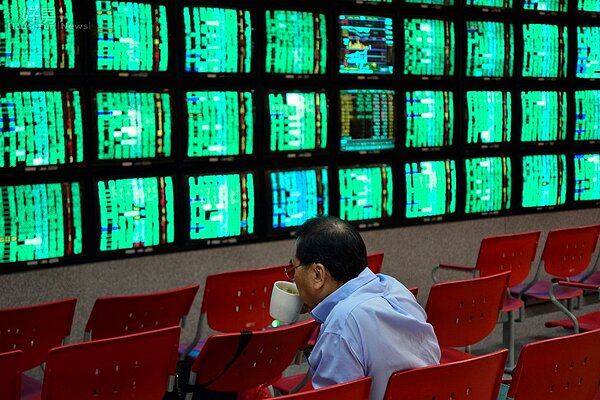 股票大跌,股迷繃緊神經頻頻喝茶提神。(好房網News記者 陳韋帆/攝影)