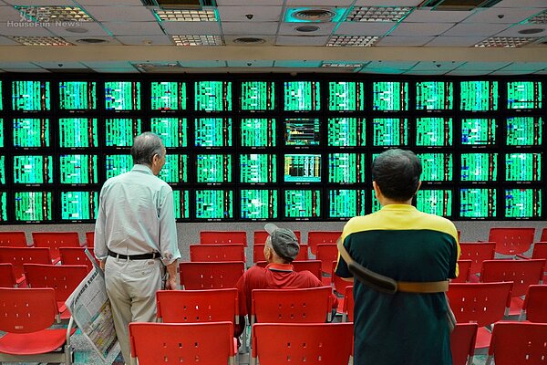 受國際情勢不穩定影響,股票開盤大跌,股迷頻頻討論。(好房網News記者 陳韋帆/攝影)