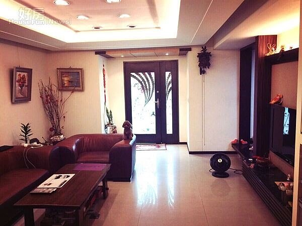 4. 10年前重新裝潢後,客廳到現在依舊氣派新穎。