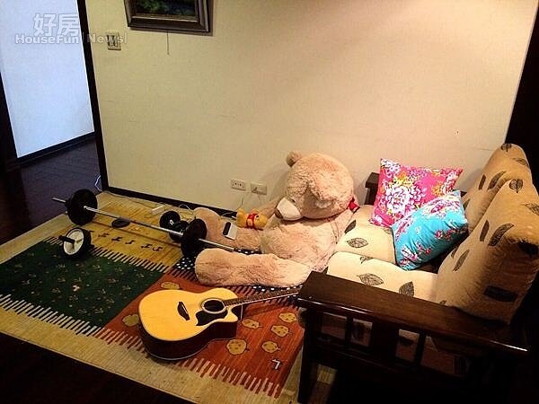 10.小客廳是洪浩竣練吉他與健身的地方。
