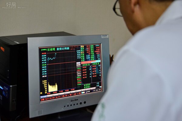 宏達電(2498)宣布執行庫藏股力挽狂瀾，今股價終於揮別破底窘境，開高大漲約5.5%，最高站上42.8元。（好房網News記者 陳韋帆／攝影）