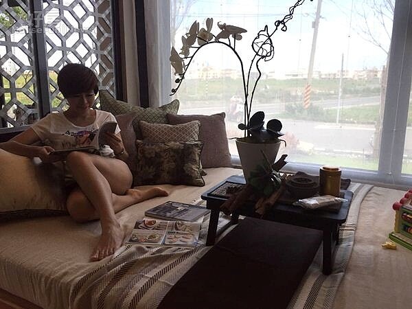 
4.落地窗旁有榻榻米，可以休憩也能看書，放鬆舒服的空間配置。