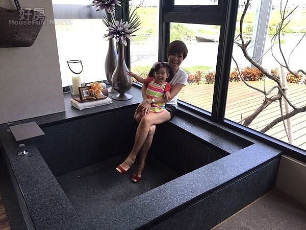 
3.渡假屋內有溫泉池，許晶晶女兒妮妮一看到就開心地跳進池子裡，度假概念完整呈現！