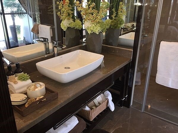 
7.衛浴空間也相當豪華時尚。