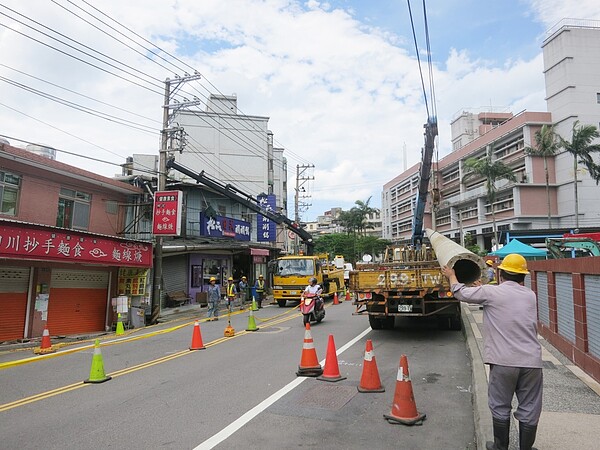 基隆市復興路地基坍塌，上方違建提前於今日下午２時拆除。（圖片來源：基隆市政府提供）