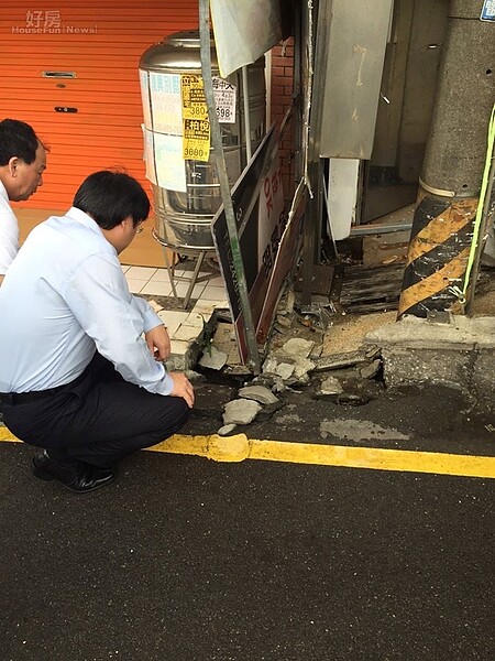 基隆路復興路地層下陷致房屋傾斜,25日進行拆除(林右昌臉書)