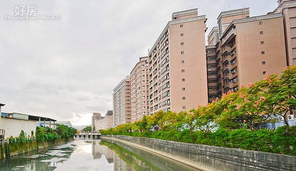 中港大排為泰山區重要排水系統,兩邊可見雖有民宅,但多數還是工業區玉。(好房網News記者 陳韋帆/攝影)