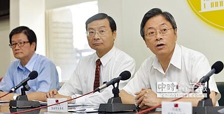 護盤三俠 國安基金臨時委員會議昨(25)日上午11點舉行。行政院副院長兼任國安基金管委會主委張善政(右),率金管會主委曾銘宗(中)、財政部次長吳當傑(左)召開記者會對股市信心喊話。圖/顏謙隆