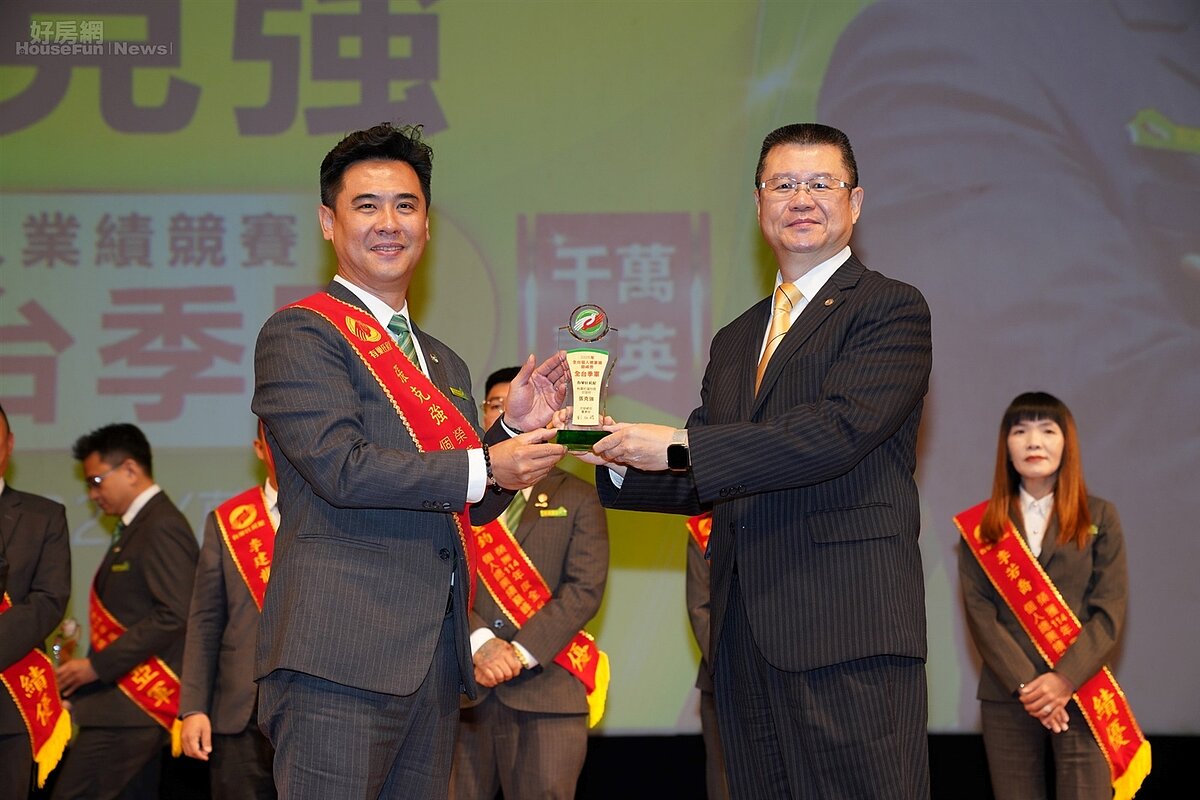 去年張克強團隊再創下1億元業績,贏得有巢氏房屋全國業績冠軍。圖/永慶房產集團提供