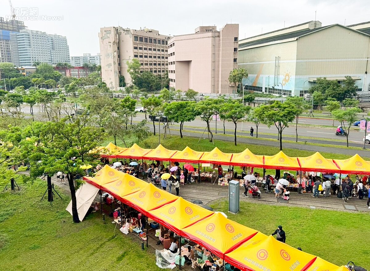 永慶房屋第二次響應「小樹市集」,贊助230頂活動帳篷,陪伴親子共度兒童節時光。(圖片由永慶房屋提供)