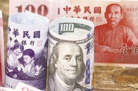 
儘管台股7日大漲作收，但多空因素夾雜，新台幣匯率區間震盪一路升貶互見，最後因央行進場力守32元整數關卡。圖∕本報資料照片
