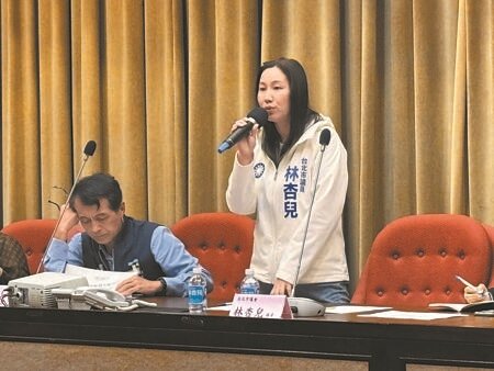 
台北市議員林杏兒（右）7日邀請台北市交通局、捷運工程局等局處，討論未來北投士林科技園區交通規畫。（孫敬攝）
